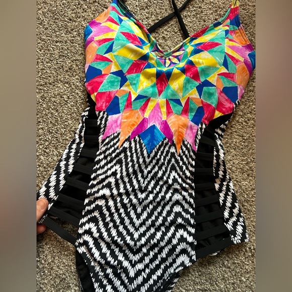 Bar lll Colorful Geometric One-Piece Swimsuit criss cross back - Picture 3 of 7